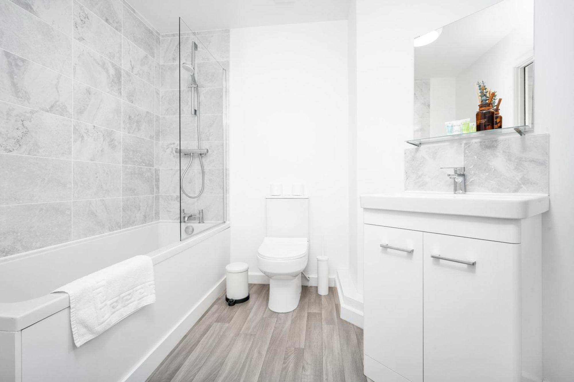 New 2 Bedroom Deluxe Apartment - Parking - Wifi & Netflix - Top Rated - 50C Cradley Heath Ngoại thất bức ảnh